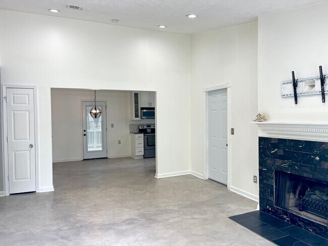 Foto del edificio - Welcome to this stunning 3-bedroom, 2-bath...