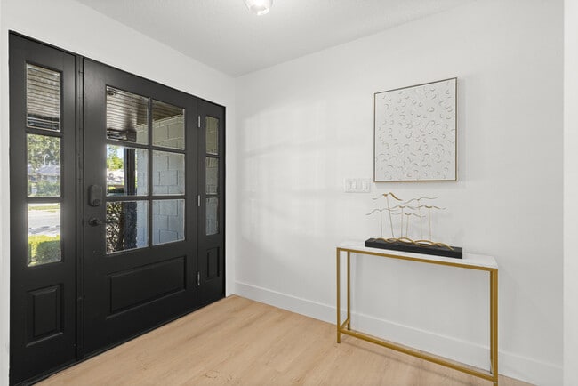 Building Photo - Newly Renovated Pool Home