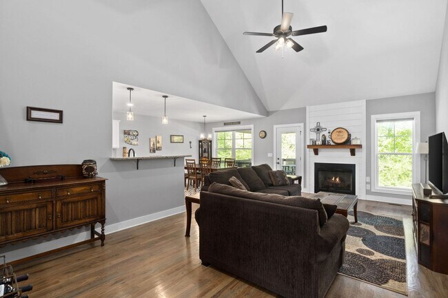 Building Photo - 4 Bedroom Pet Friendly Home For Rent!