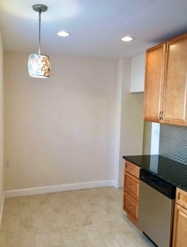 Building Photo - 305 Mifflin St