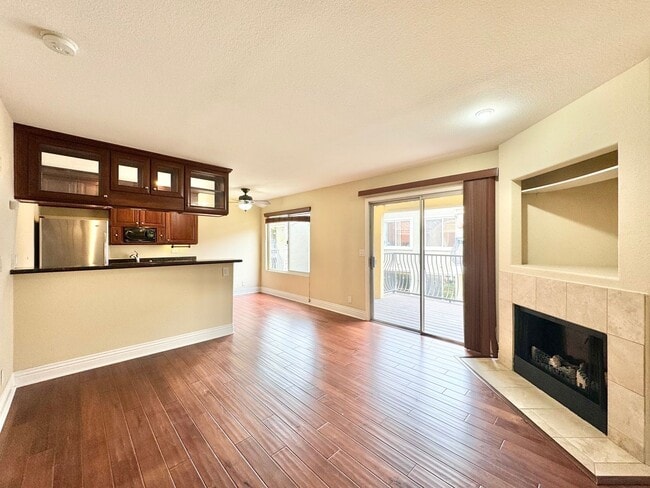 Building Photo - Cozy 1B/1BA w/ Hardwood Floors, Washer/Dry...