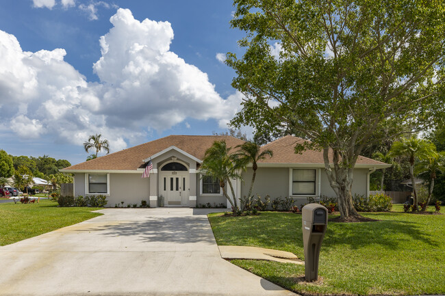 Front of house - 955 SW Sand Oak Dr