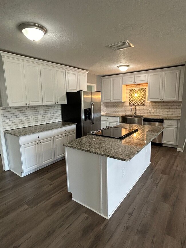 Foto del edificio - 4 bedroom, 1 3/4 bath available NOW!