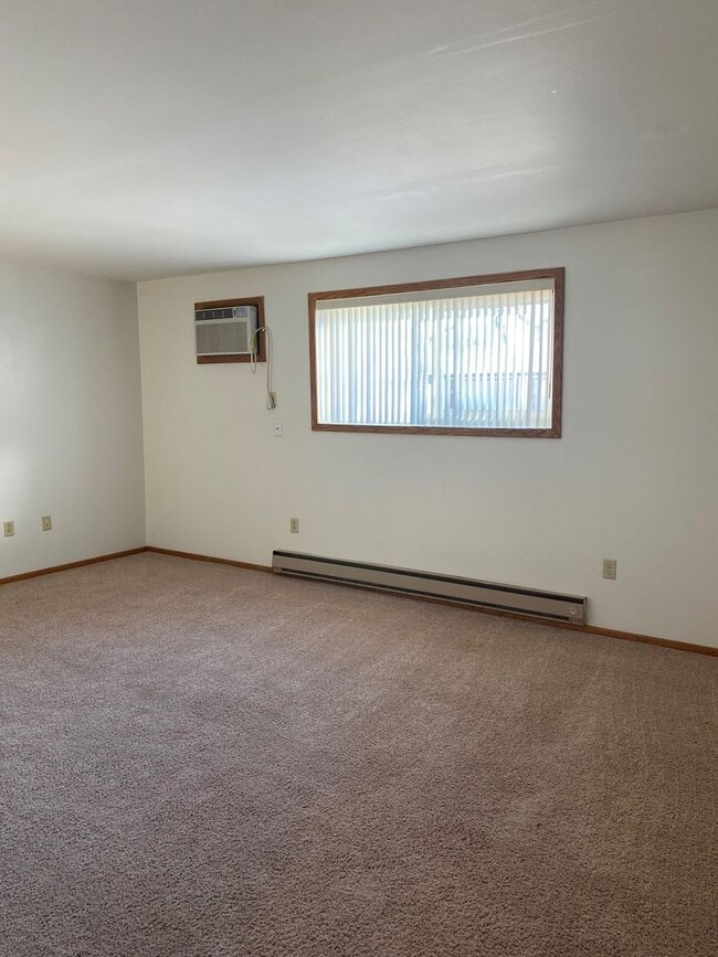 Foto del edificio - 2 Bed/1 Bath Apartment available!  Heat and Water Included!