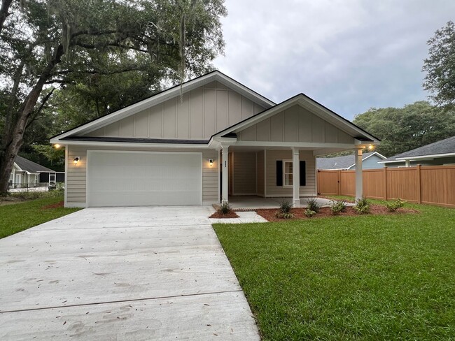 Foto del edificio - 3 Bed 2 Bath Home with Porches and Huge Ba...