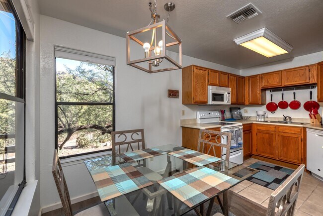 Foto del edificio - 6655 N Canyon Crest Dr
