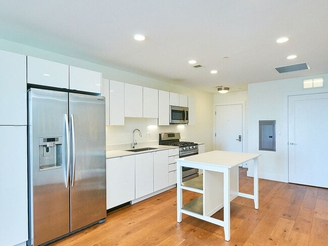 Building Photo - 253 Meridian St