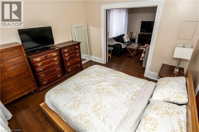 Building Photo - 408 Wellington St N