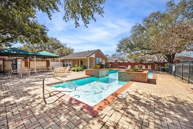 Building Photo - 2211 S Kirkwood Rd