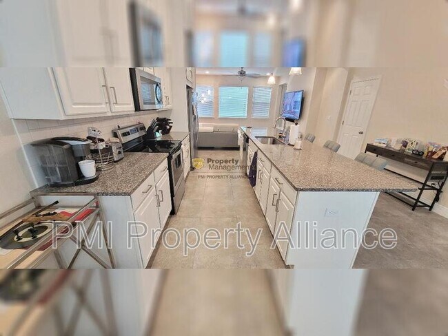 Foto del edificio - 8084 Glenlloyd Ave