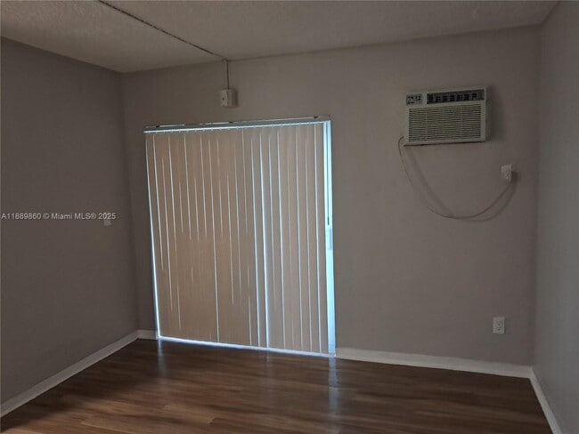 Foto del edificio - 13025 Emerald Dr