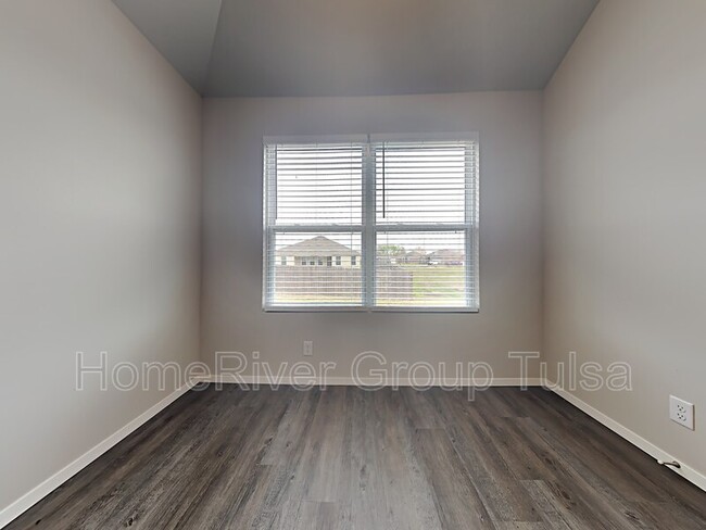 Building Photo - 1008 Raven Dr