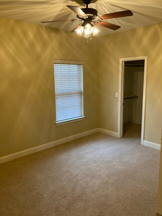 Master bedroom - 930 Rockdale Rd