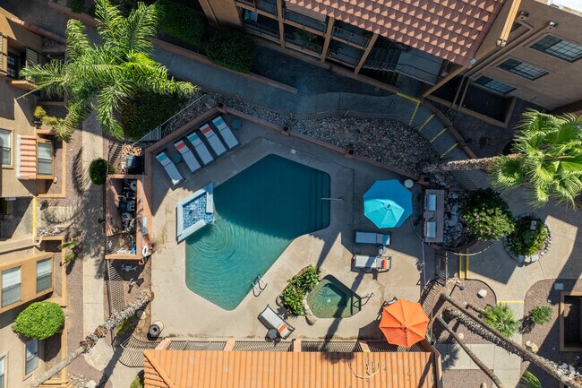 Piscina y Spa - Catalina Crossing Apartments