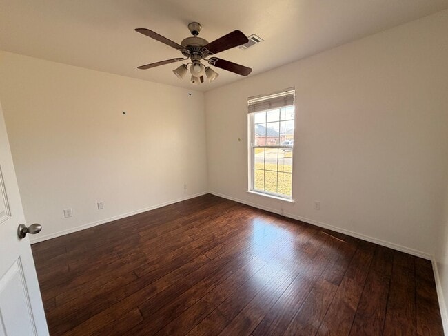 Building Photo - Welcome to this conveniently located home in Russellville, AR.