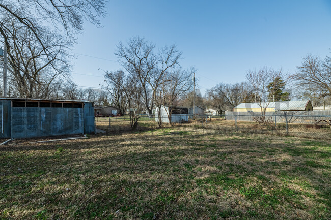 Building Photo - 513 E Vine St