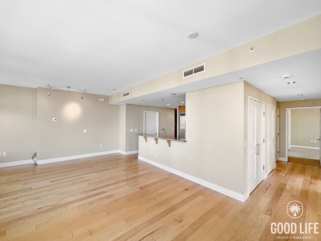 Building Photo - Beautiful 2BD/2BA + Den Condo in Downtown ...