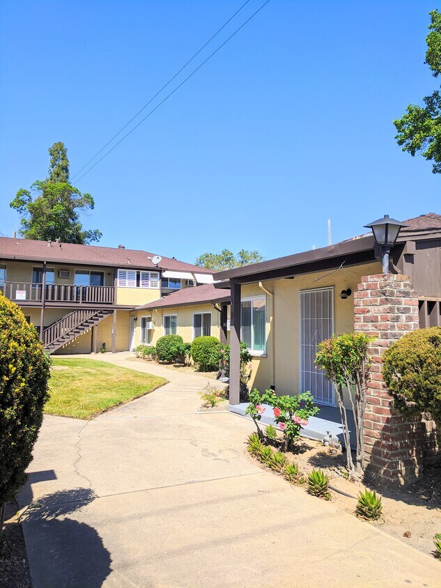 1 bedroom Apartment - 225 N Hutchins St