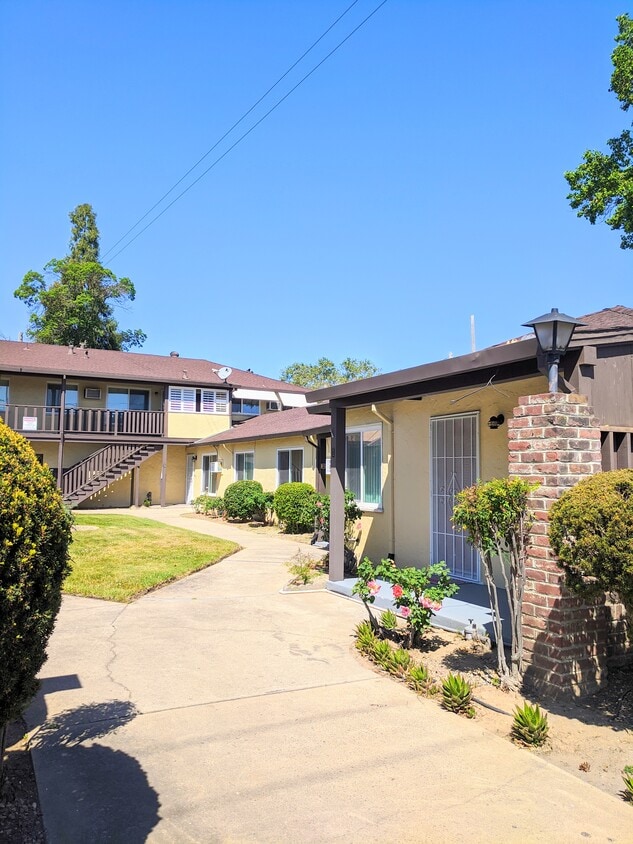1 bedroom Apartment - 225 N Hutchins St