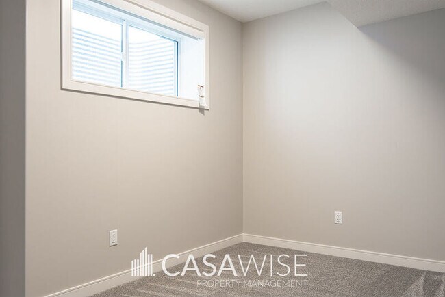 Building Photo - 558 Kleins Cres