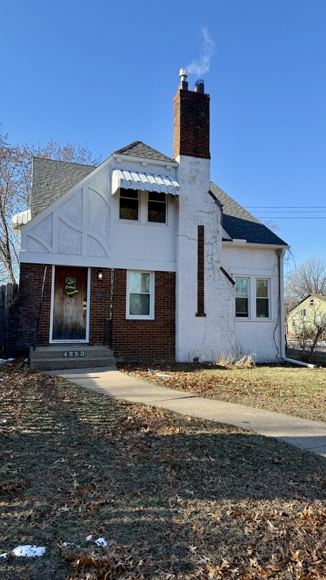 Foto principal - 4253 James Ave N