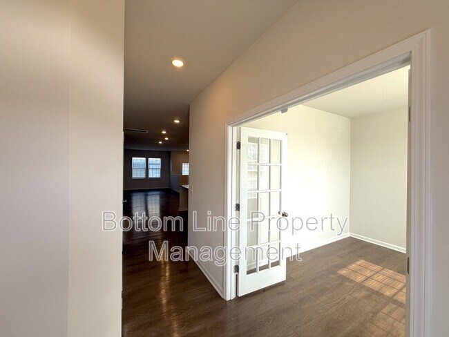Foto del edificio - 15708 Country House St