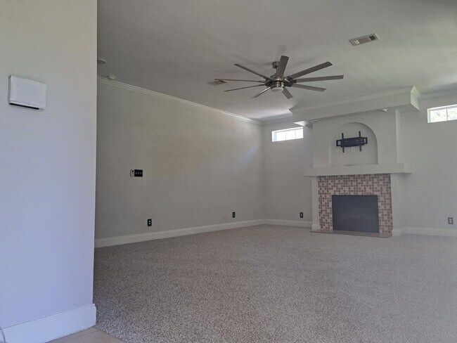 Building Photo - Charming 3/2 Bungalow
