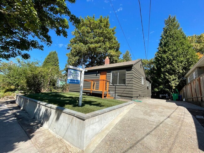 Building Photo - Charming Renovated Ranch 3 Bed + 2 Bath House! Washer & Dryer! Located in Portland's SE Brooklyn ...