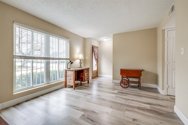 Foto del edificio - 11002 Hammerly Blvd