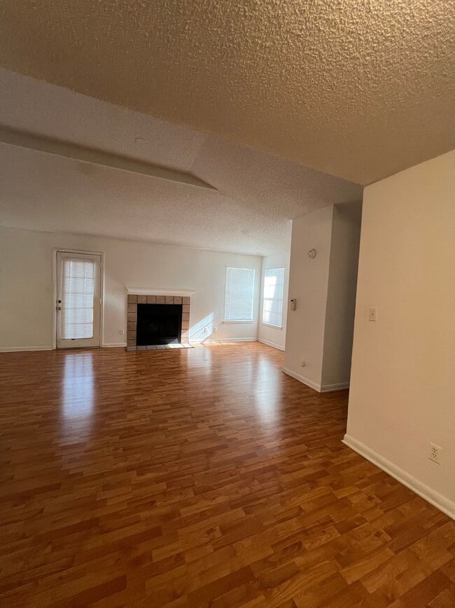 Building Photo - 2 BEDROOM 2 BATHROOM CONDO FOR RENT / REGE...
