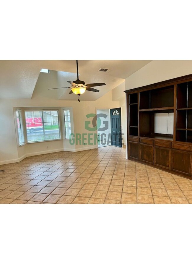 Building Photo - 3 BEDROOM 2.5 BATH HOME MOVE IN READY IN E...