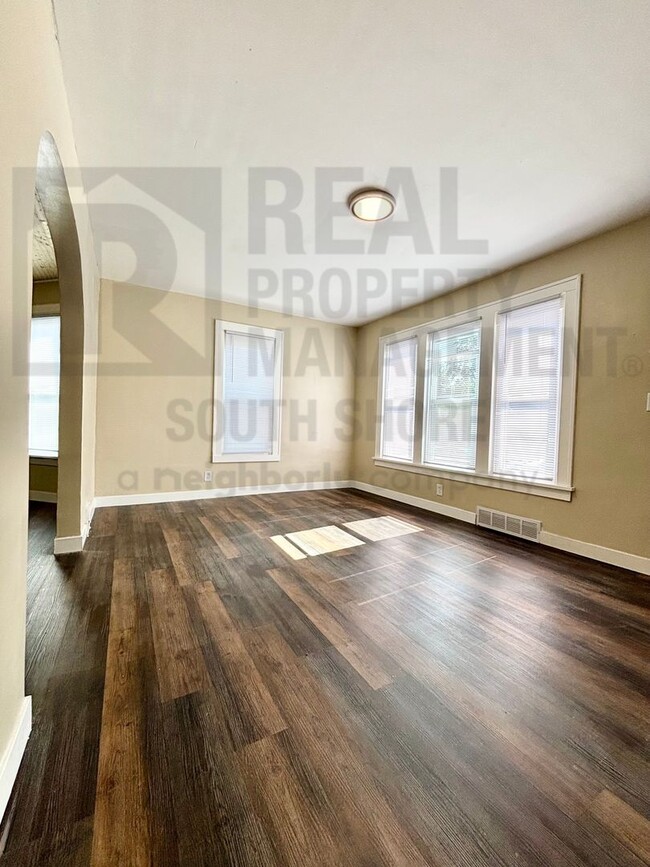 Building Photo - 1204 Manhattan St