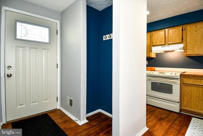 Foto del edificio - 8335 Windfall Rd