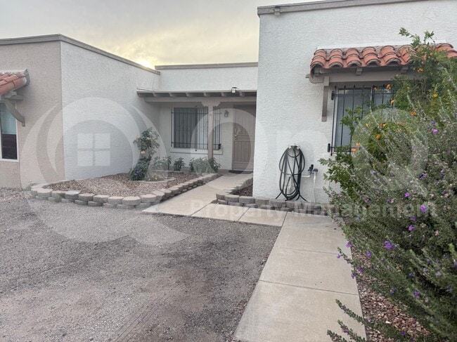 Building Photo - 2650 S Oakenshield Way