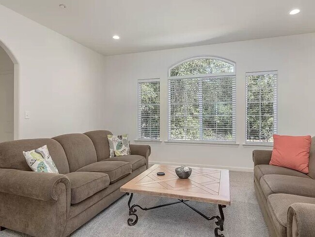 Building Photo - Oakhurst lovely apartment
