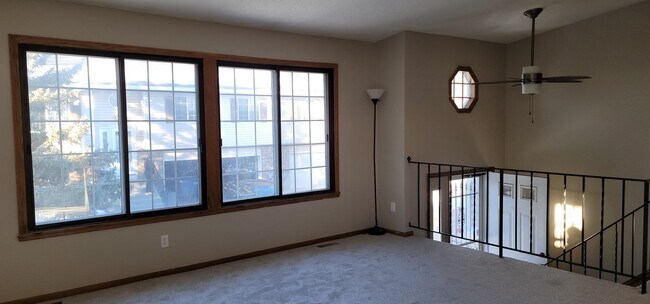 Foto del edificio - End-Unit 3 Bedroom 2 Bath Townhome for Ren...