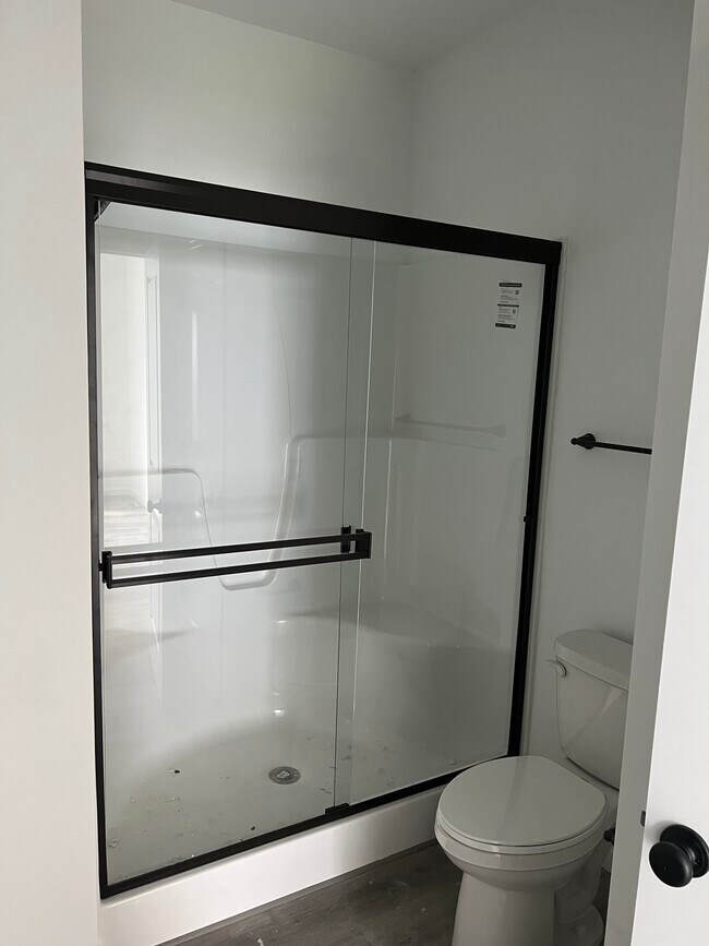 Baño principal con ducha independiente - The Villas at the Golf Club of Wentzville