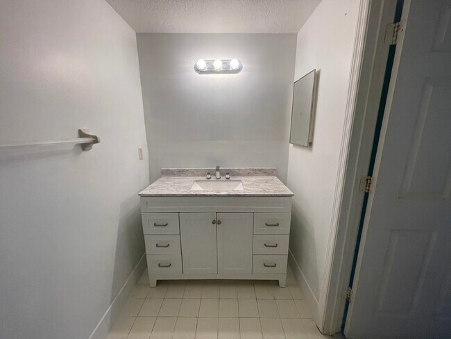Foto del edificio - 1161 Golden Lakes Blvd