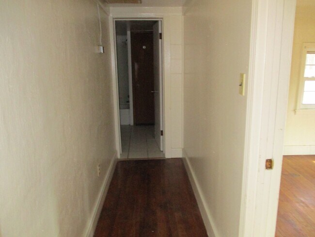 Building Photo - 2 Bedroom Home For Rent Over The River!