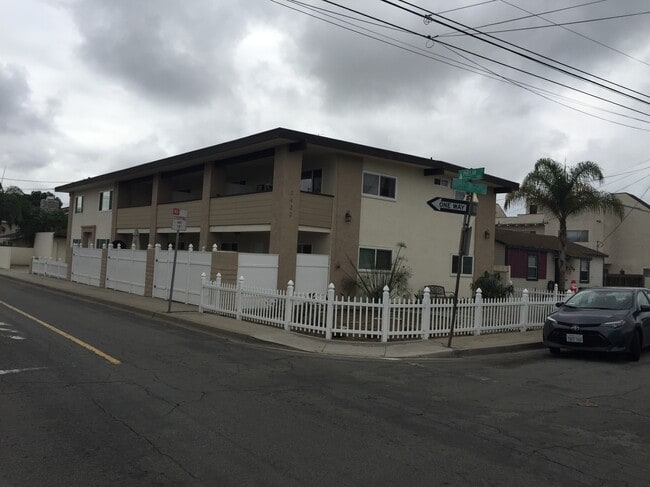 Building Photo - 2422 Huntington Ln