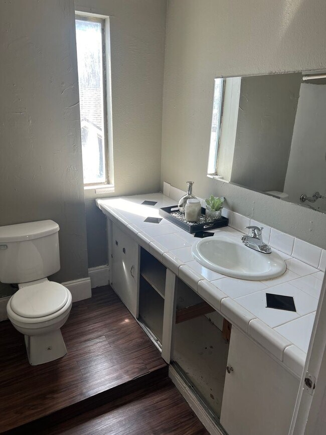 Foto del edificio - Charming 4 bed two story close to Plaza district!