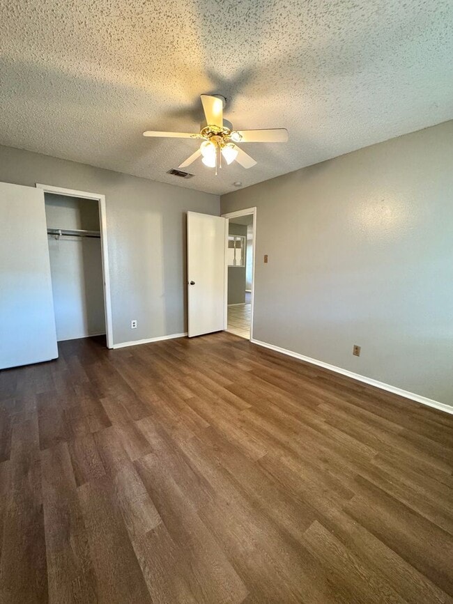 Building Photo - AVAILABLE NOW - Cozy 3-Bedroom Home in Desirable Neighborhood Near Goodfellow AFB!