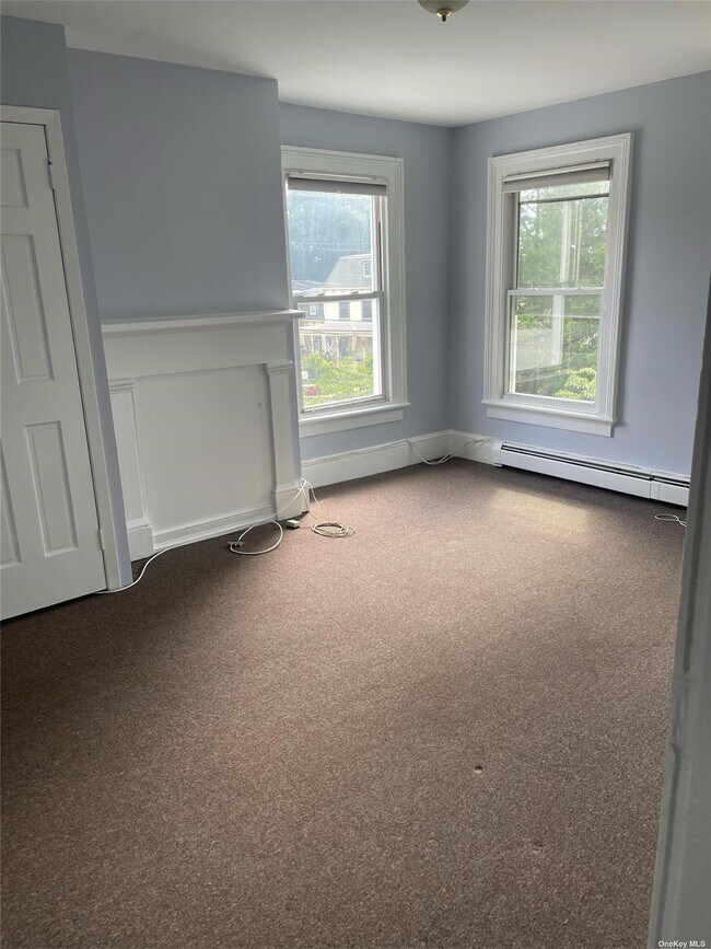 35 Carlton Ave, Port Washington, NY 11050 Room for Rent in Port Washington, NY