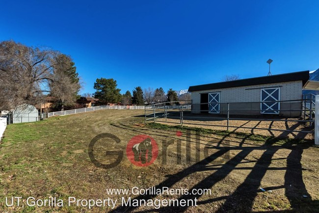 Building Photo - 1532 E Churchill Downs Dr