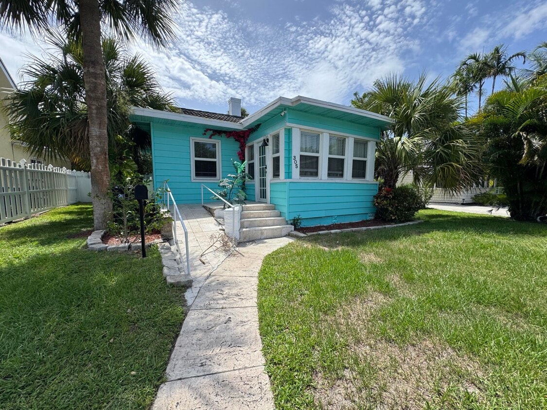 Primary Photo - 305 N Lakeside Dr