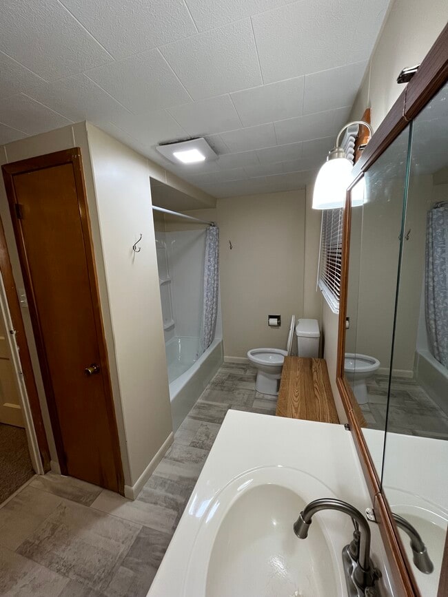 Building Photo - 105 Myers St