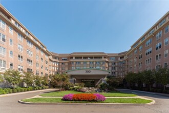 Building Photo - 300 E Overlook