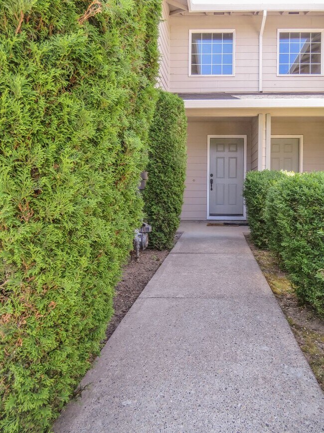 Foto del edificio - Updated Interior ! Spacious 2 Bedroom 2.5 Bath Town home close to Intel and Nike