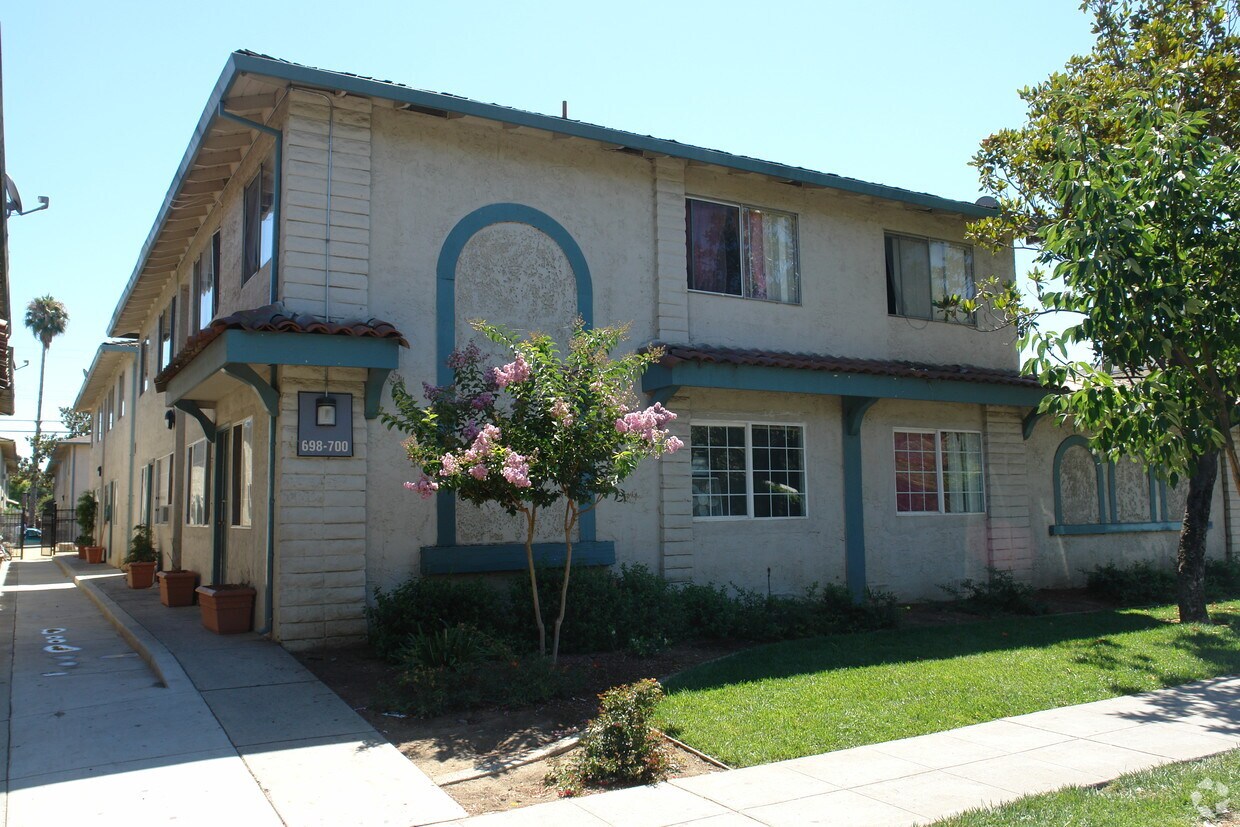 Primary Photo - 698-700 Richmond Ave
