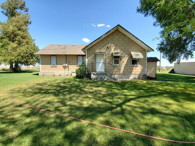 Building Photo - 3 Bedroom Home